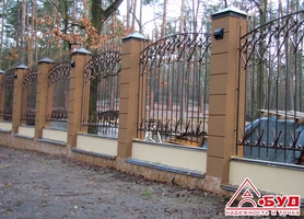 Гостомель. Монтаж ковпаків, відливів і парапетів на паркан